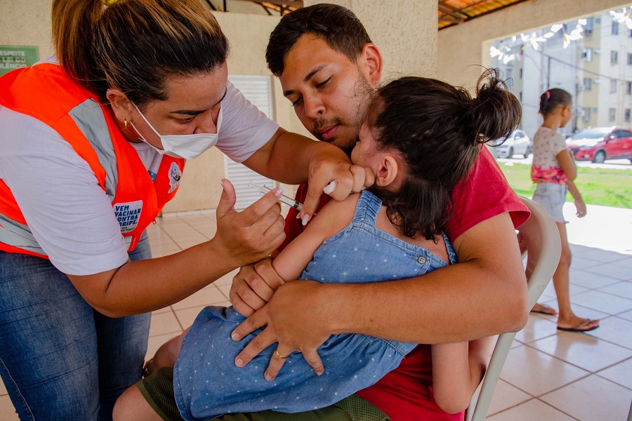 Vem vacinar: Governo do Amapá leva vacinação contra gripe e Covid-19 para moradores do Jardim Açucena