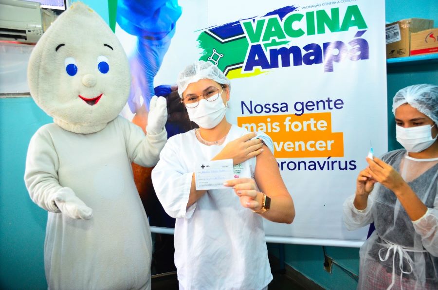 Após 28 dias, servidores do Hcal recebem segunda dose da vacina contra a covid-19