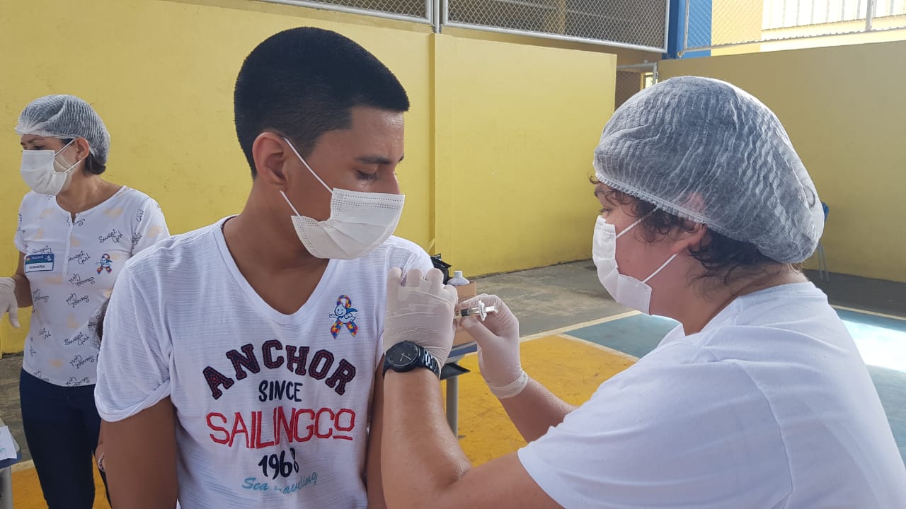 Ação integrada imuniza jovens e adolescentes contra HPV e outras doenças