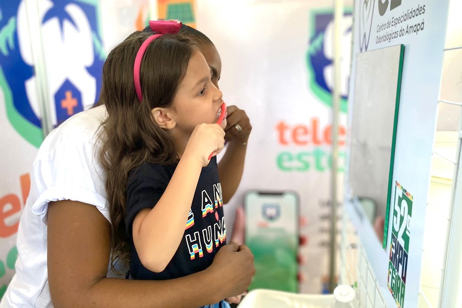 Crianças recebem aplicação de flúor e orientações sobre saúde bucal na 52ª Expofeira do Amapá
