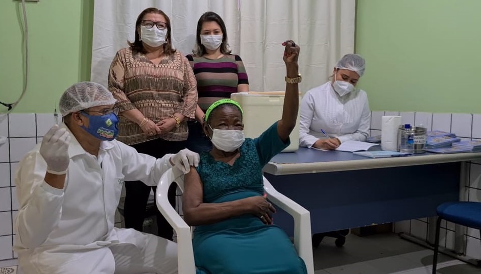 Aos 68 anos, moradora do Abrigo São José é a primeira idosa a ser vacinada no Amapá