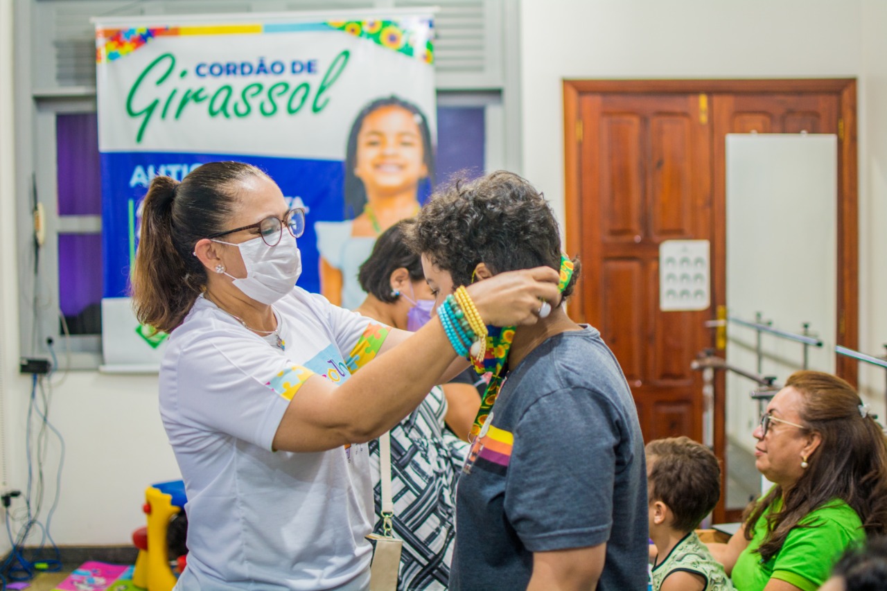 Abril Azul: Governo entrega Cordão de Girassol e aparelhos auditivos para crianças e adolescentes