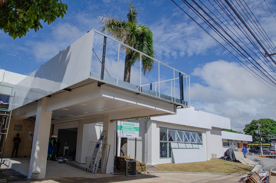 Com gabinete instalado no Hospital de Emergências, Governador Clécio Luís acompanha melhorias no HE