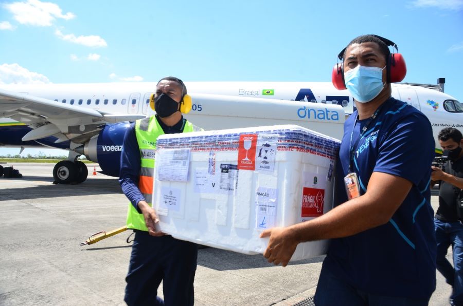 Novo lote de vacinas com 10.250 doses contra covid-19 chega ao Amapá