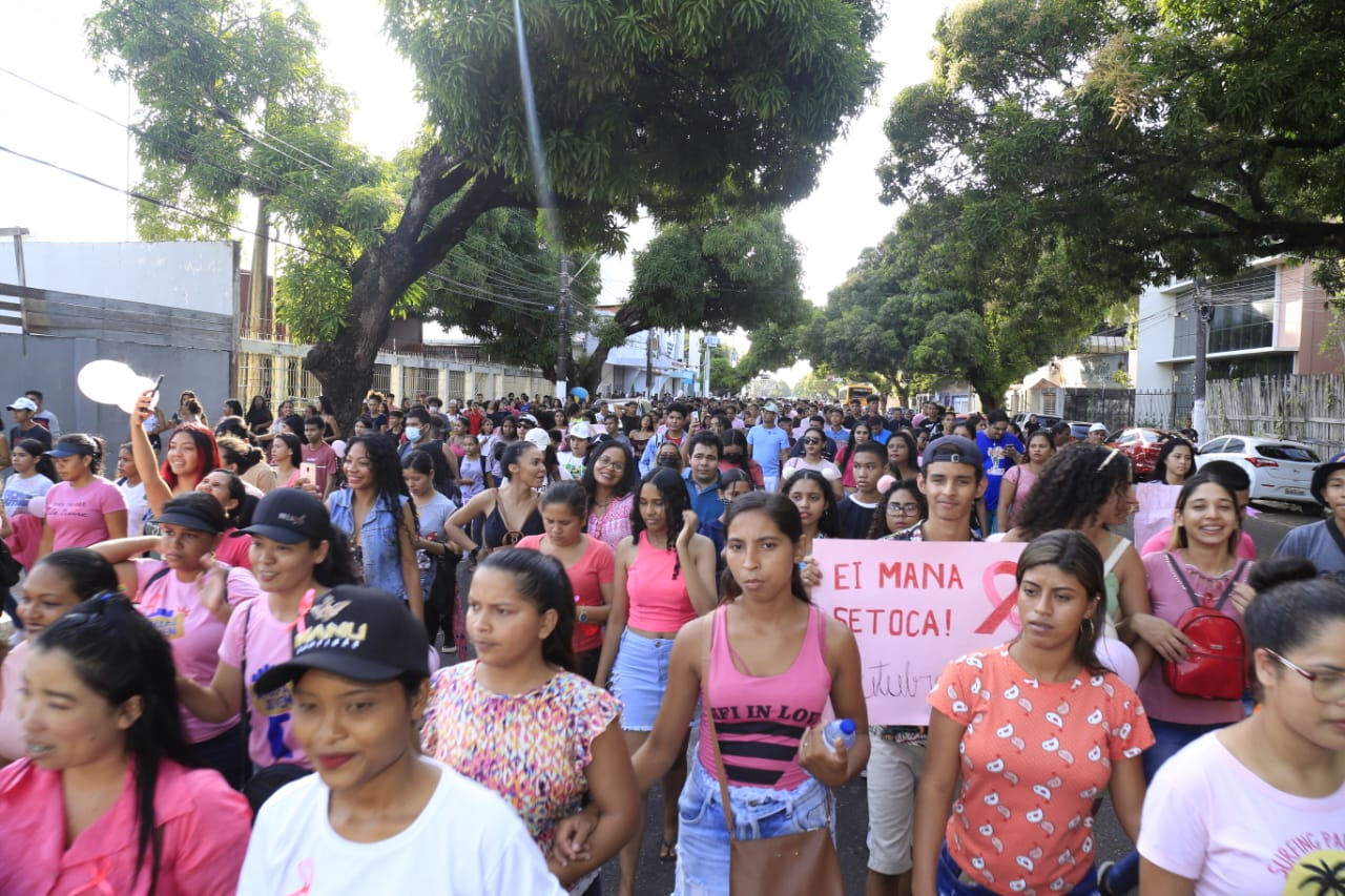 Outubro Rosa: Juventude amapaense participa de caminhada de conscientização sobre o câncer de mama