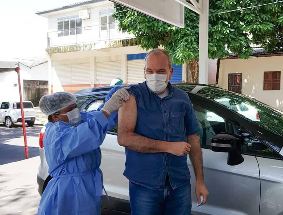 Vice-governador toma primeira dose de vacina contra a covid-19