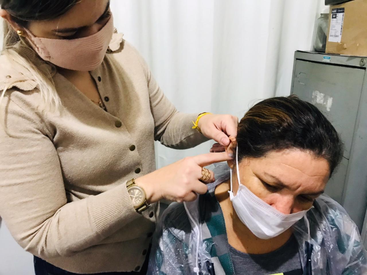 Governo do Estado entrega aparelhos auditivos e cadeiras de rodas para pacientes do Creap