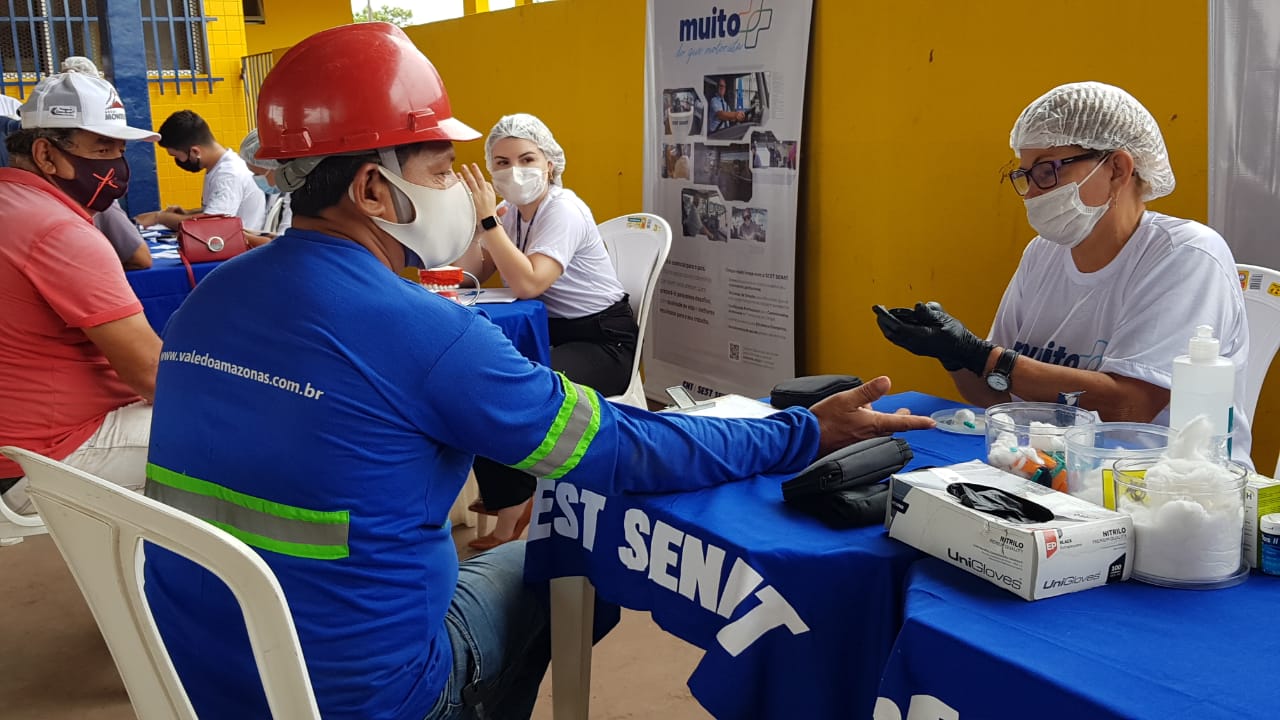 Posto de vacinação instalado em rodovia atende motoristas profissionais