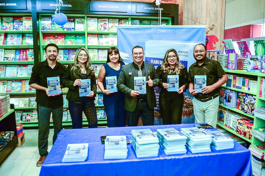 Equipe do Governo do Amapá lança livro sobre estratégias de trabalho em áreas afetadas por enchentes 