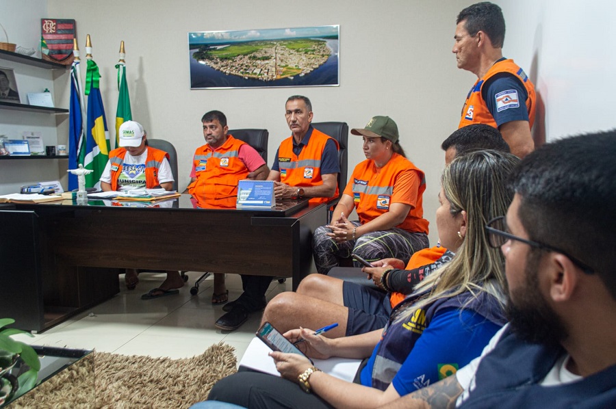 Em Laranjal do Jari, Waldez inspeciona ações às famílias atingidas por enchente