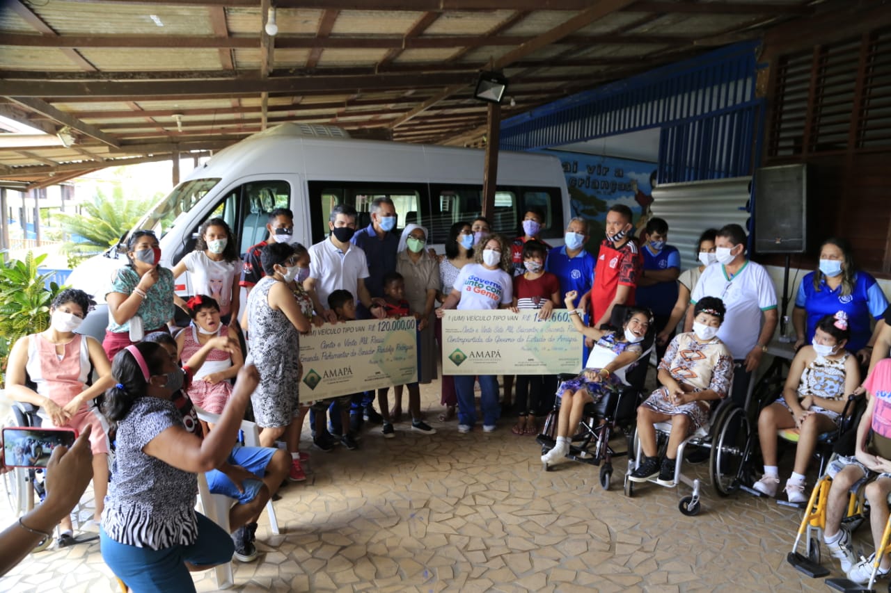Governo entrega van para agilizar transporte de pessoas atendidas pela Casa da Hospitalidade