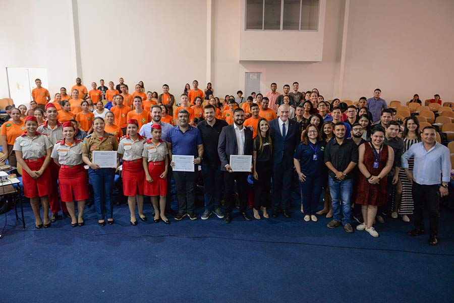 Inclusão digital: jovens são certificados pelo Facebook para o mercado de trabalho