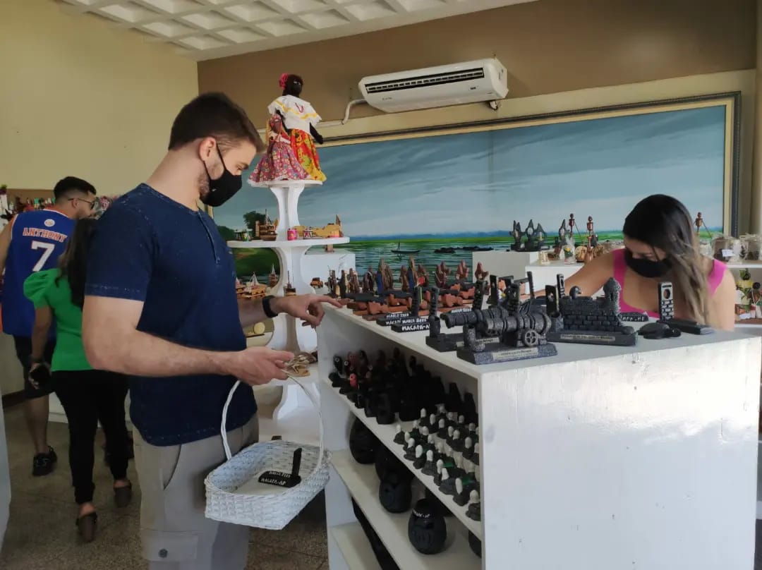 “Estou levando muitas lembranças do Amapá”, diz casal de turistas ao visitar loja do Artesão