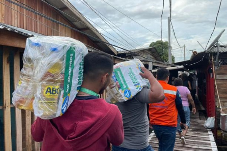Governo do Amapá entrega kits de alimentos para mais de 90 famílias atingidas pelas fortes chuvas em Macapá