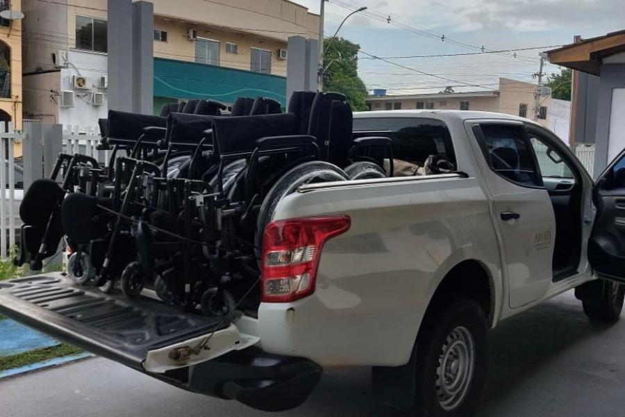 Governo do Amapá entrega 21 cadeiras de rodas para acolhidos do Abrigo São José, em Macapá